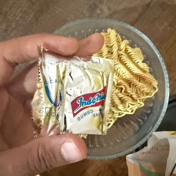 Açık Baharat Paketi Nedeniyle Bozulmuş Noodle Deneyimi