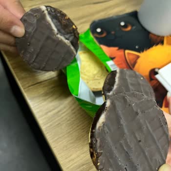 Eti Form Bisküvi Çikolatasında Beyaz Tabaka Ve Hayal Kırıklığı