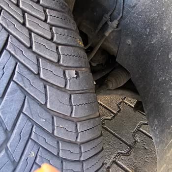 I Face Cracking and Tread Separation on My Bridgestone 195/65R15V Tires