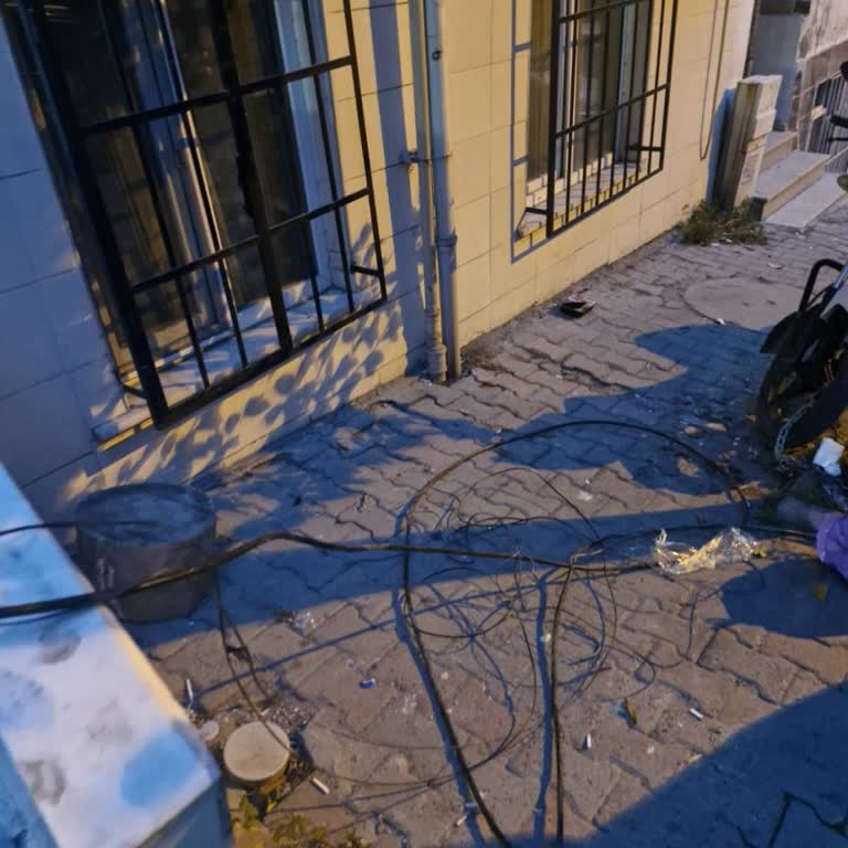 Kopuk Ve Dağınık Kablolar Güvenlik Riski Oluşturuyor, Türk Telekom'dan Müdahale Bekliyorum