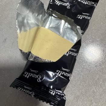 Taze Alınan Mac & Cheese'in Peynir Tozu Kalıplaşmış Ve Kötü Kokuyor!