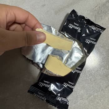 Taze Alınan Mac & Cheese'in Peynir Tozu Kalıplaşmış Ve Kötü Kokuyor!