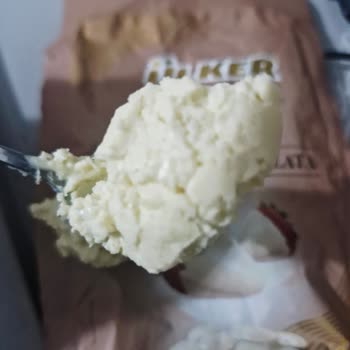 Aldığım Beyaz Pul Çikolata Topaklanmış Ve Erimiyor Tadı Da Kötü