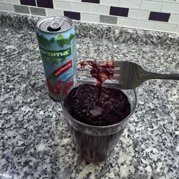 Aroma Vişne Meyve Suyunda Bozulmuş Tat Ve Tortu Sorunu