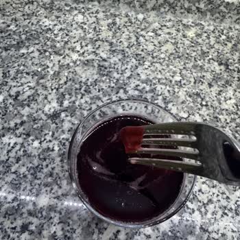 Aroma Vişne Meyve Suyunda Bozulmuş Tat Ve Tortu Sorunu