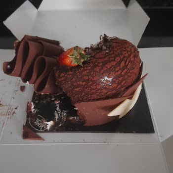 Genç Star Pastaneleri Yaş Pasta Taze Değildi Ve Personel Tavrı Kötü