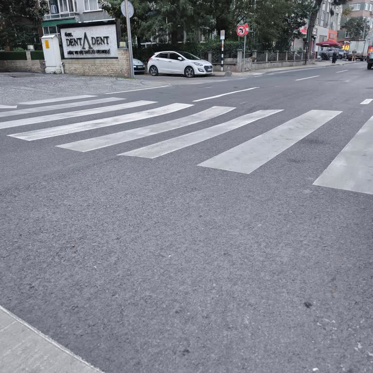 Bakırköy'de 1 Aydır Kapatılmayan Çukur Yayalar Ve Sürücüler İçin Tehlike Saçıyor