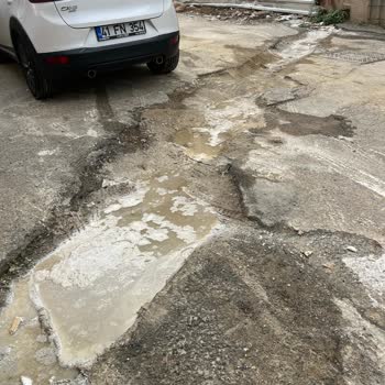 Cevizli Mahallesi'nde Aylardır Kapatılmayan Çukur Ve Yol Güvenliği Sorunu