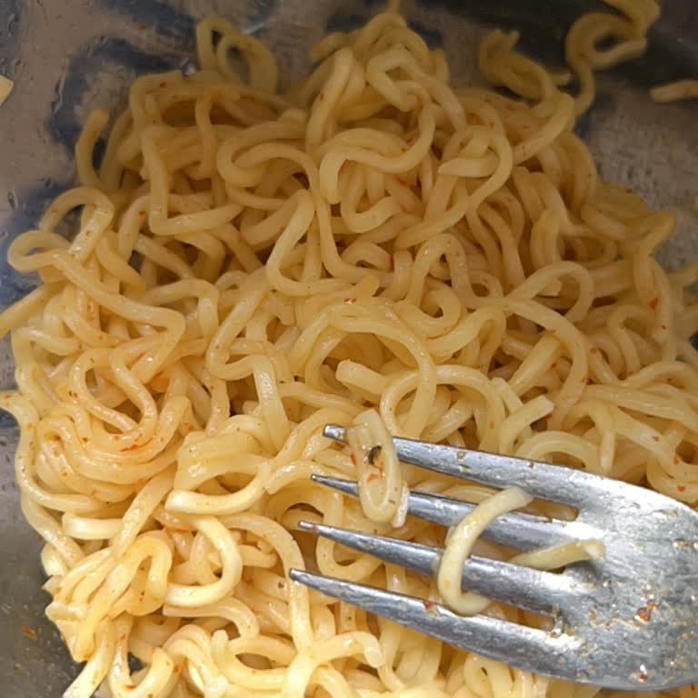 Satın Alınan Noodle Ürününde Böcek Çıkması Ve Müşteri Hizmetlerinden Yanıt Alınamaması