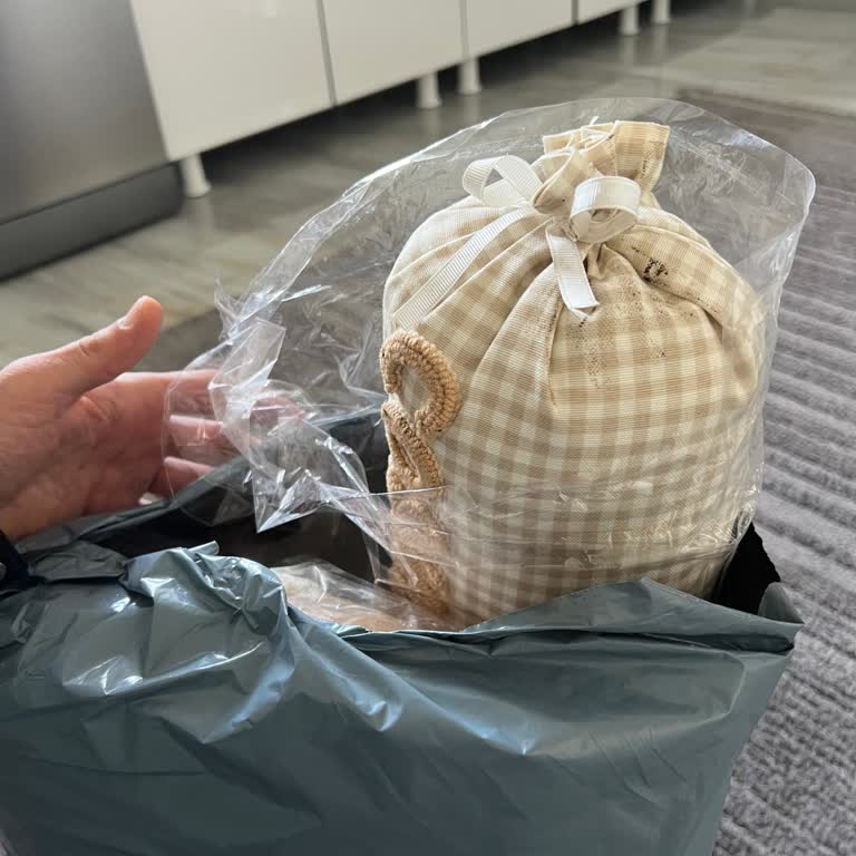 Yurtiçi Kargo Açılmış Ve Yağ Lekeli Kargo Paketi Nedeniyle Zarar Gören Ürünüm İçin Çözüm Bekliyorum