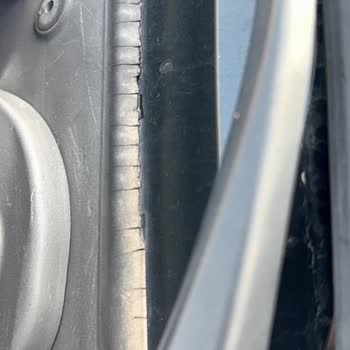 BMW 5 Serisi Kapı Kolları Ve Cam Fitilinde Kronik Dökülme Sorunu