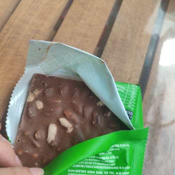 Aldığım Çikolatanın İçindeki Bozuk Fıstıklar Ve Renk Değişikliği Hayal Kırıklığı Yarattı