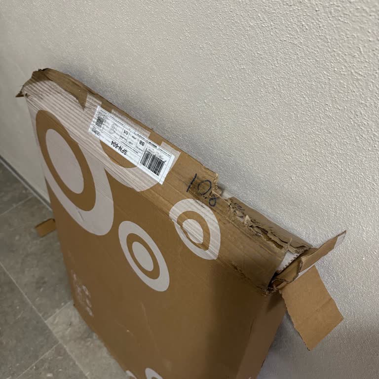 Horoz Lojistik Teslimatı Apartman Girişine Bırakıp Ürünü Yıprattı