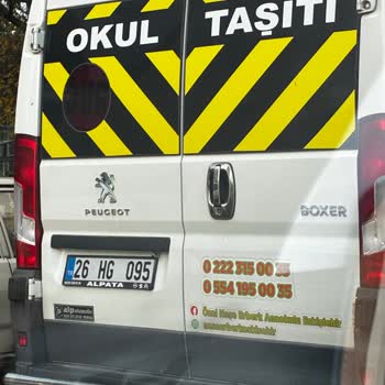 Okul Servisi Şoförünün Trafikte Tehlikeli Ve Uygunsuz Davranışı Endişe Yarattı