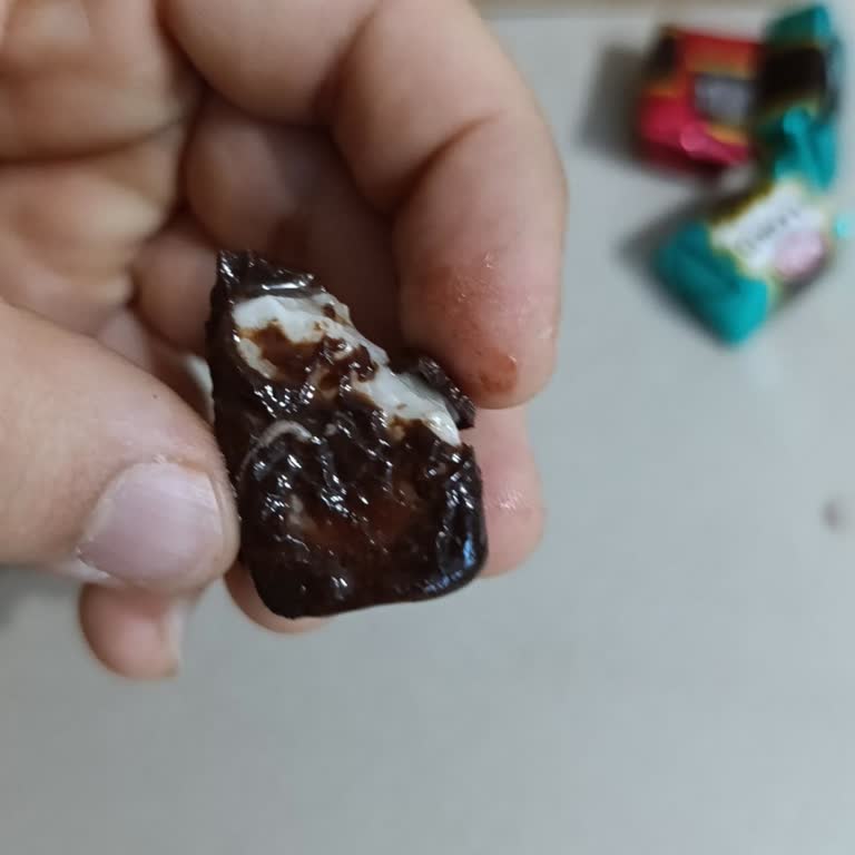 Detay Gıda Çikolatanın Üzerinde Kurt Olduğunu Ve Ürünün Kesinlikle Taze Olmadığını Fark Ettik