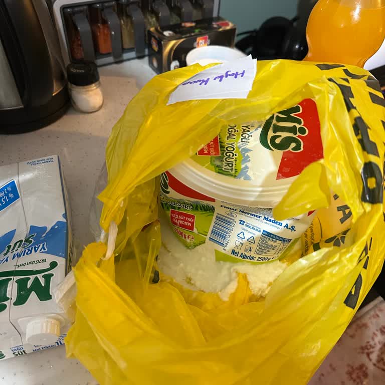 Ezilmiş Ve Son Kullanımı Yaklaşmış Yoğurt, Müşteri Hizmetlerine Ulaşılamıyor