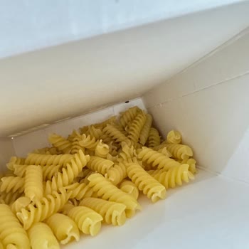 Kapalı Ambalajdan Çıkan Canlı Böceklerle Makarna Şoku