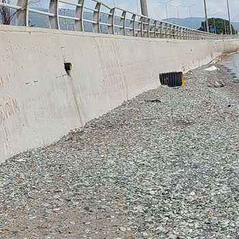 Edremit Narlı Mahallesi’nde Aylardır Süren Boru Patlağı Ve Su İsrafı Mağduriyeti