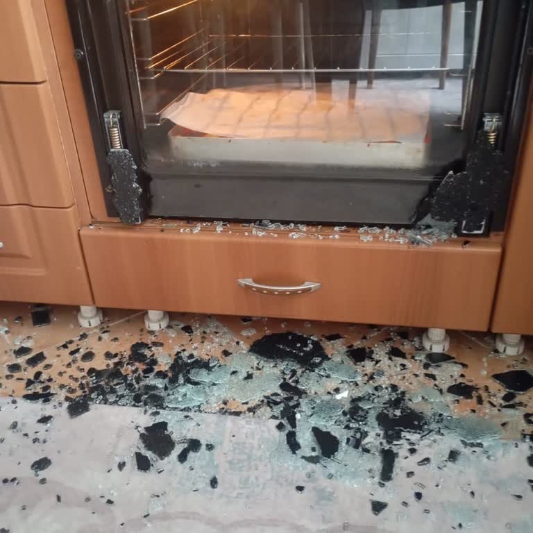 Ankastre Fırın Camı Patladı, Yetkili Servisten Yanıt Yok!