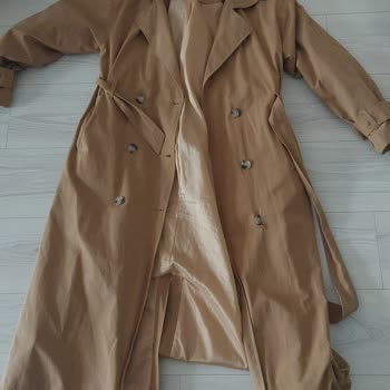 LCW'den Aldığım Trençkotun Düğme Yanında Kendiliğinden Oluşan Yırtık