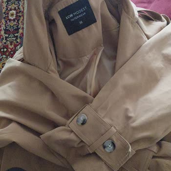 LCW'den Aldığım Trençkotun Düğme Yanında Kendiliğinden Oluşan Yırtık