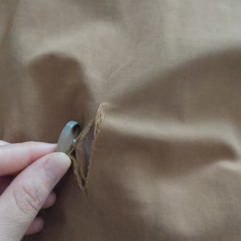 LCW'den Aldığım Trençkotun Düğme Yanında Kendiliğinden Oluşan Yırtık