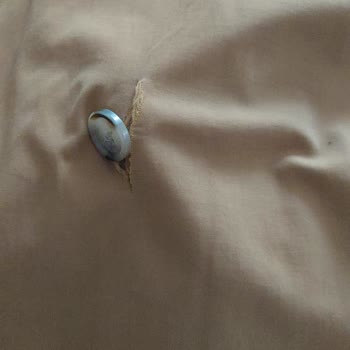 LCW'den Aldığım Trençkotun Düğme Yanında Kendiliğinden Oluşan Yırtık