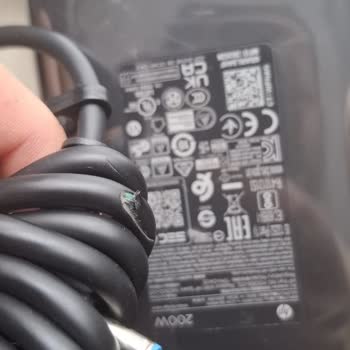 Sıfır Laptopun Adaptörü Hasarlı Çıktı, Kullanıcı Hatası Denilerek Çözüm Sunulmuyor