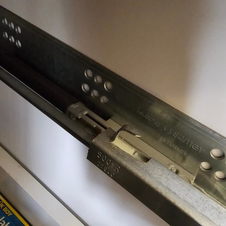 Çekmece Ray Sisteminin Frenleme Parçası Kırıldı, Yedek Parça Talebi