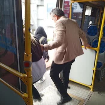 Kapısı Olmayan Otobüs Ve Sigara İçen Şoför Yolcu Güvenliğini Tehlikeye Attı
