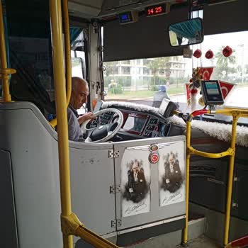 Kapısı Olmayan Otobüs Ve Sigara İçen Şoför Yolcu Güvenliğini Tehlikeye Attı