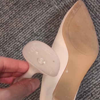 Ofiste Giyilen Deri Ayakkabının Topuğu Kısa Sürede Çıktı