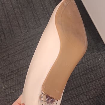 Ofiste Giyilen Deri Ayakkabının Topuğu Kısa Sürede Çıktı