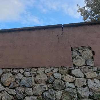 Cafer Yener İlkokulu (Bursa) Duvarında Çatlaklar