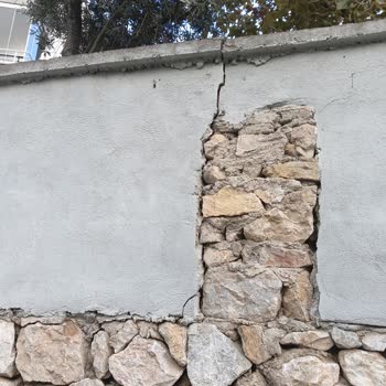 Cafer Yener İlkokulu (Bursa) Duvarında Çatlaklar