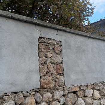 Cafer Yener İlkokulu (Bursa) Duvarında Çatlaklar