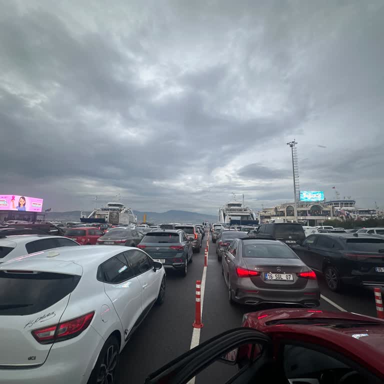 İş Çıkış Saatlerinde Yetersiz Feribot Seferleri Nedeniyle Uzun Bekleme Ve Yoğunluk Sorunu