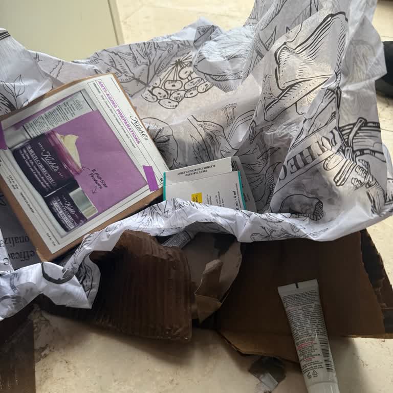 Kiehl's Siparişim Yağmur Altında Bahçeye Fırlatıldı, Kutu Kullanılamaz Hale Geldi