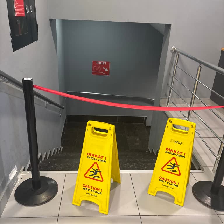 Üsküp Burger King Şubesinde İlgisiz Personel Ve Tuvalet Kullanımında Sorun