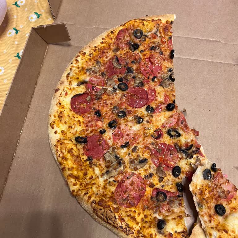 Domino's Reklamlarındaki Pizza İle Gelen Ürün Arasındaki Büyük Fark Hayal Kırıklığı Yarattı