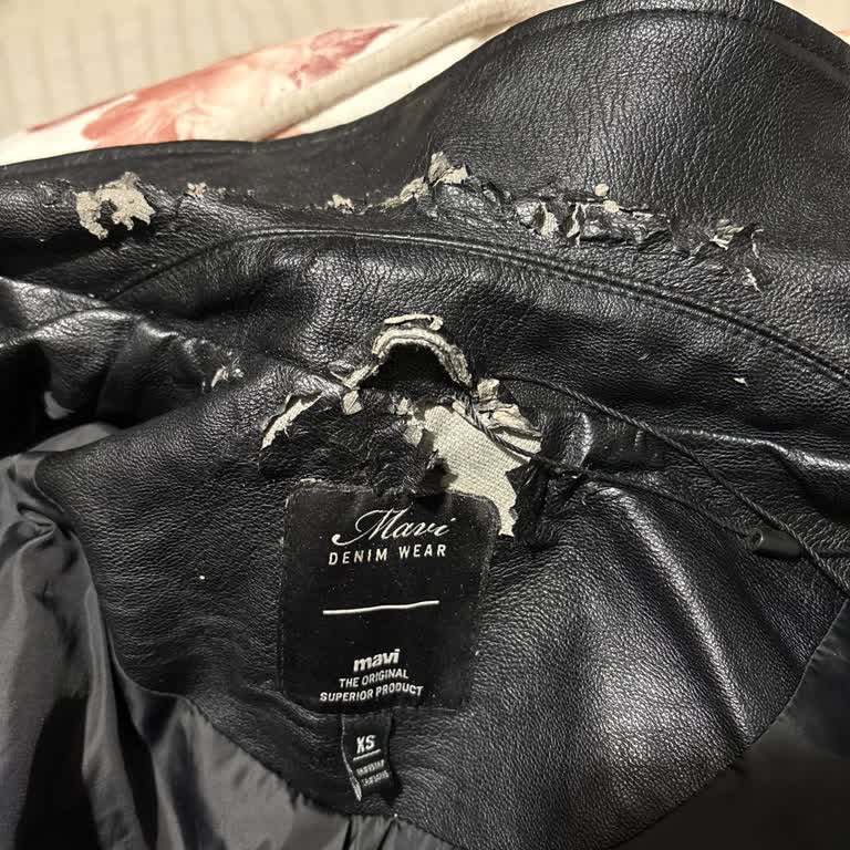 Yeni Alınan Ceketin Yakası Kısa Sürede Soyuldu Eski Görünüme Büründü