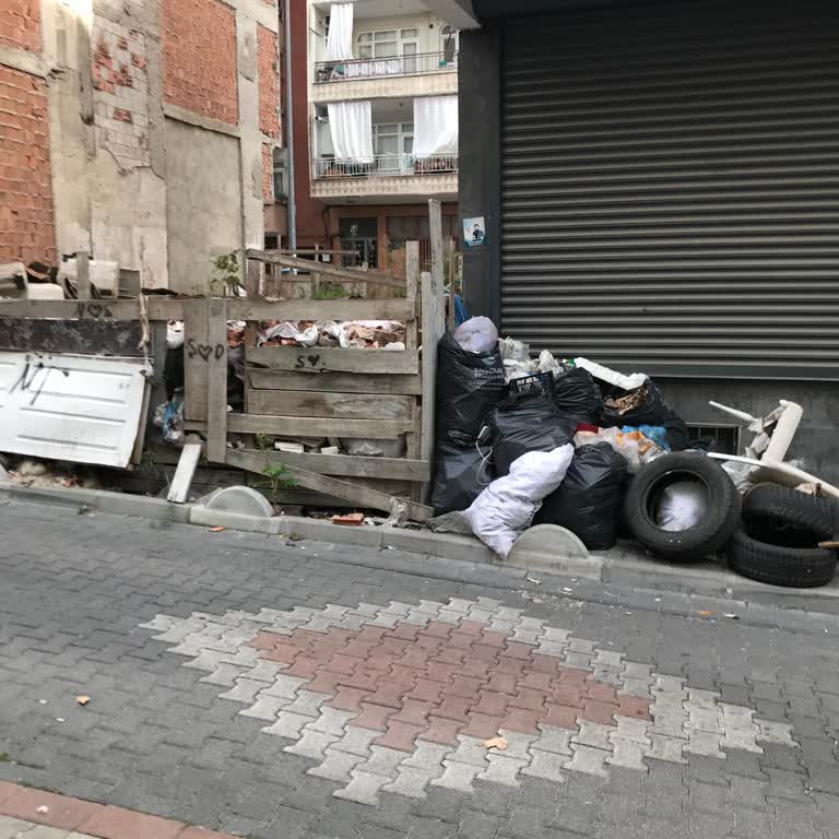 Yıkım Alanı Çöp Ve Moloz Yığınına Döndü, Mahallemiz Tehlikede!