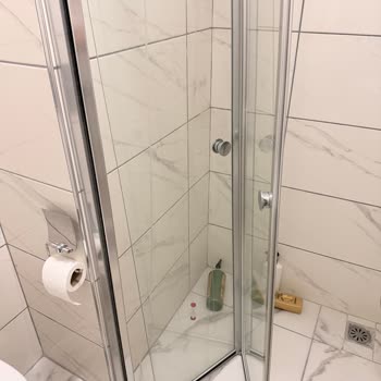 Ateş Duşakabin (Konya) 3 Hafta Sonra Duşakabinin Kapısı Bozuldu ve Kullanılamaz Hale Geldi