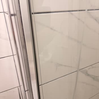 Ateş Duşakabin (Konya) 3 Hafta Sonra Duşakabinin Kapısı Bozuldu ve Kullanılamaz Hale Geldi