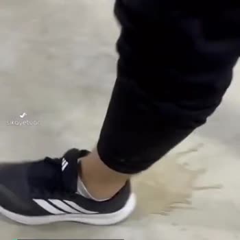 In Street Adidas Ayakkabı Yürürken Ötüyor!