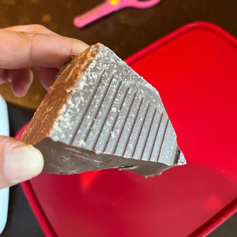 Taze Olması Gereken Çikolata Bayat Ve Kötü Kokulu Geldi, İade Talebim Karşılanmadı