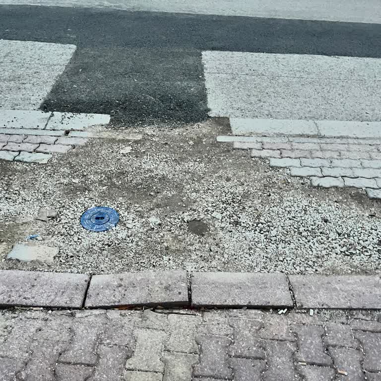 Kazı Sonrası Onarılmayan Kaldırım Yüzünden Yaşanan Zorluklar