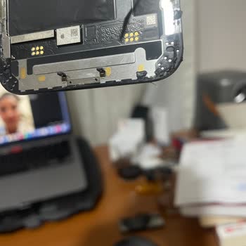 Satın Aldığım İphone 12 Mini'nin Ekranında Yapıştırıcı Kullanılması Nedeniyle Pil Değişiminde Sorun Yaşadım