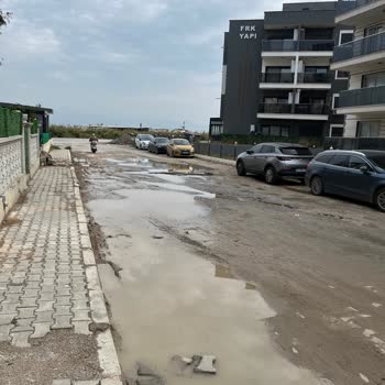Aylarca Çamur İçinde Kalan Yol: Acil Asfalt Talebi!