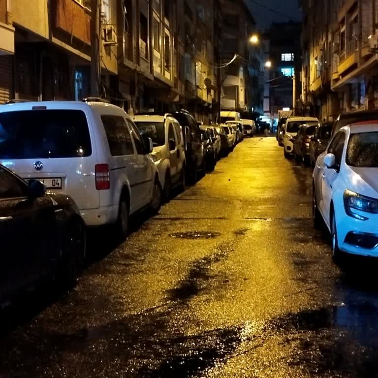 Çift Sıra Park Nedeniyle Acil Durum Araçları Sokağa Giremiyor, Çözüm Bekliyoruz